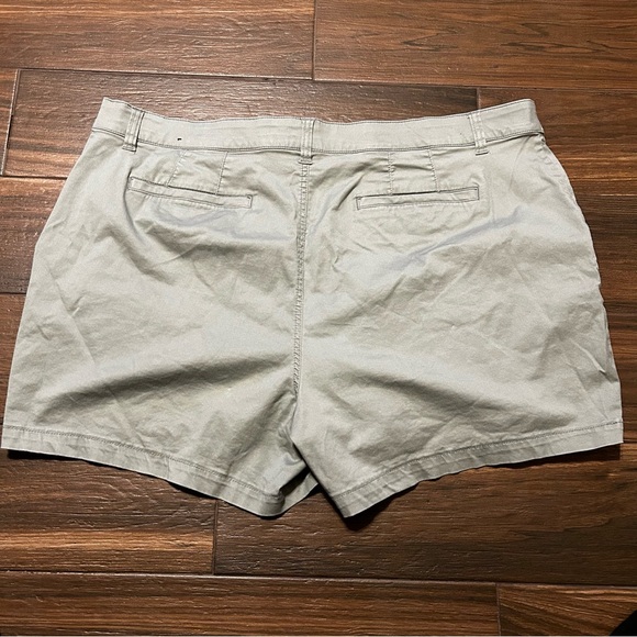 Lane Bryant Women’s‎ Shorts Stretch Waist Comfort Band 24 Sage Green NWOT - Picture 6 of 11